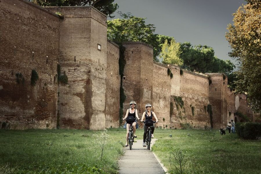 Rome: Appian Way, Catacombs, & Roman Aqueducts E-bike Tour - Appian Way highlights: from ancient gates to tombs, villas, and Maxentius