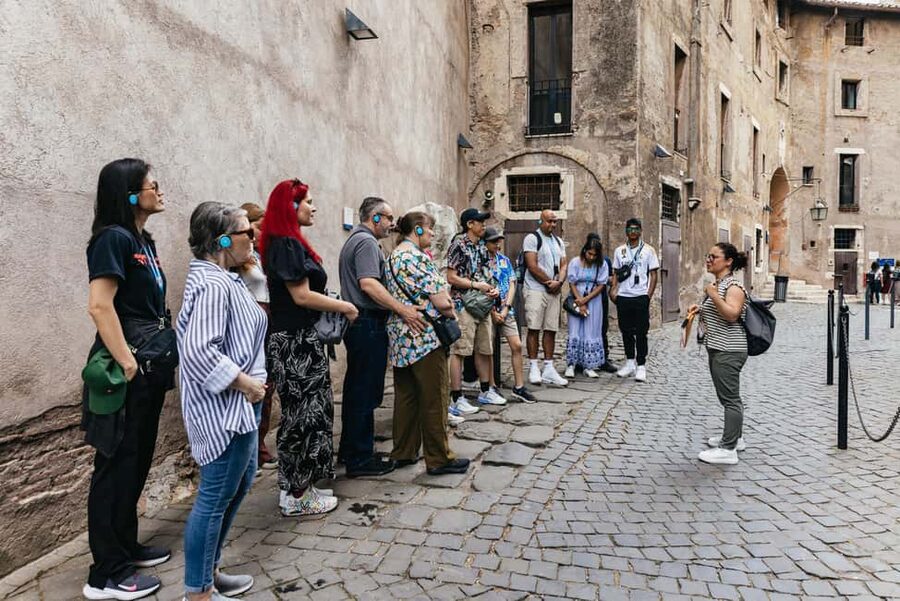 Rome: Castel Sant'Angelo Skip-the-Line Guided Tour - Rare rooms and specific stops: Olearie, prisons, and Clemente VII