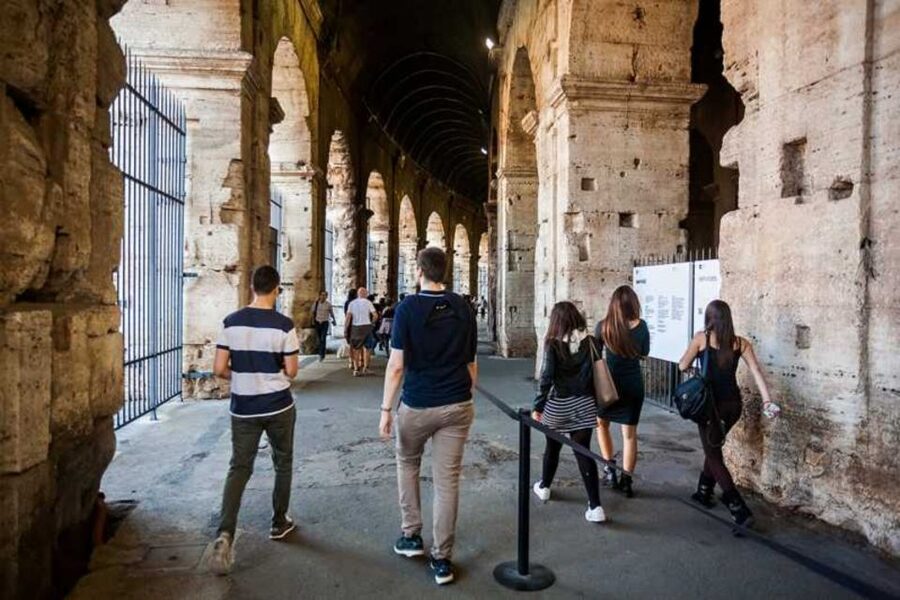 Rome: Colosseum, Palatine & Roman Forum Tour w/Entry Ticket - Practical Tips for Heat, Crowds, and Photo Stops