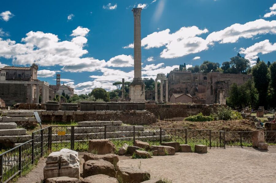 Rome: Colosseum, Roman Forum & Palatine Hill Tour - Guides and headsets: what makes the stories work (and what to do with language differences)
