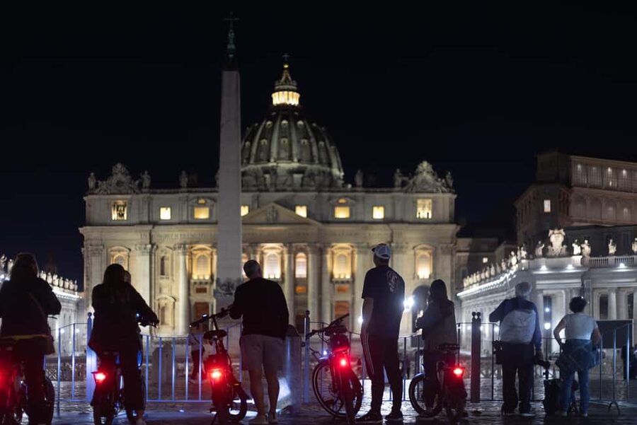 Rome: E-Bike Night Tour with Food and Wine Tasting - Where you meet, how the ride starts, and what you should wear