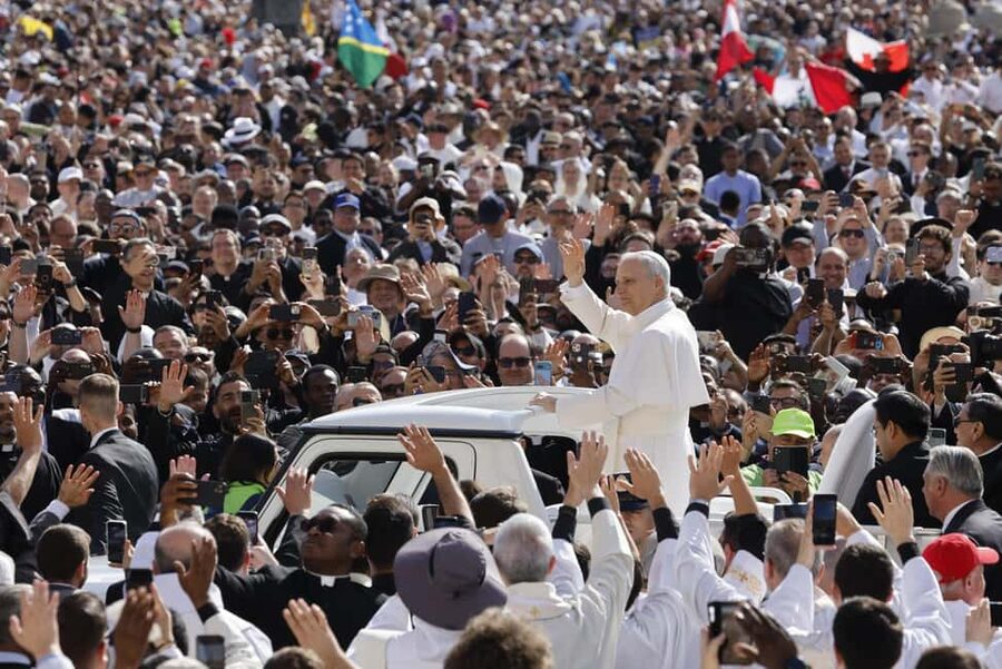 Rome: Escorted Papal Audience Experience with Entry Ticket - St. Peter’s Basilica and the blessing moment you came for