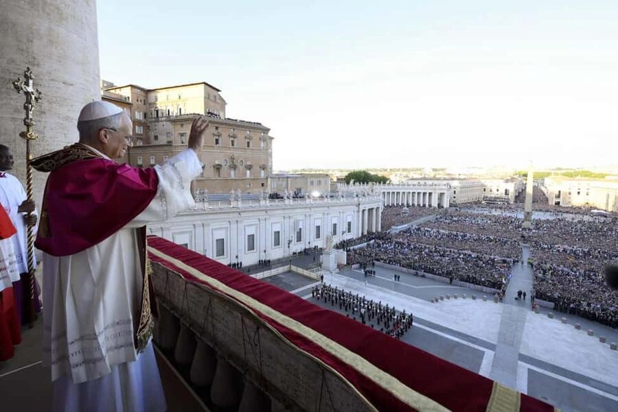 Rome: Escorted Papal Audience Experience with Entry Ticket - Meeting at The Rock Shop, and why the first 10 minutes matter