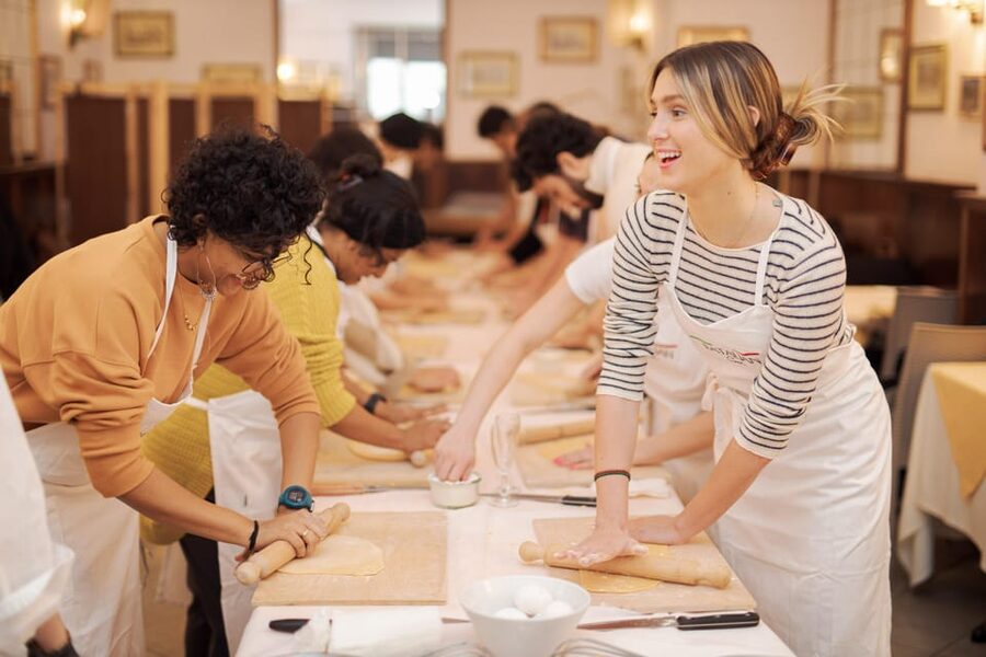 Rome: Fettuccine Pasta Cooking Class in Rome's City Center - Entering Ristorante Tucci and Getting Settled