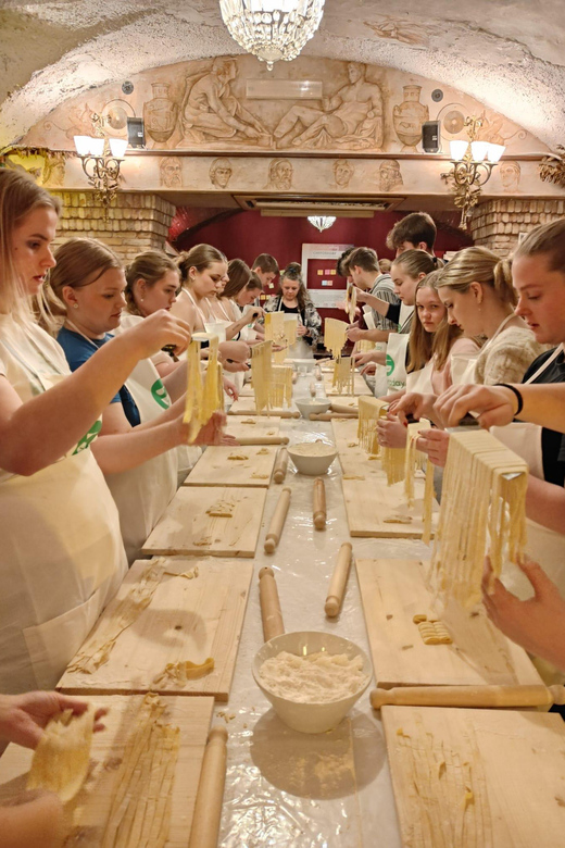 Rome: Pasta & Tiramisu Cooking Class near the Spanish Steps - Where You Start: Trattoria Amici, the Spanish Steps, and a Separate Entrance