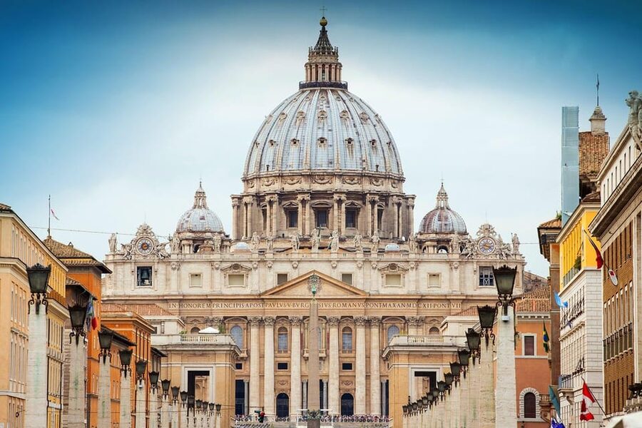 Rome: St. Peter's Basilica, Dome, and Vatican Grottoes Tour - St. Peter’s Square: Bernini’s visual tricks and those two special spots