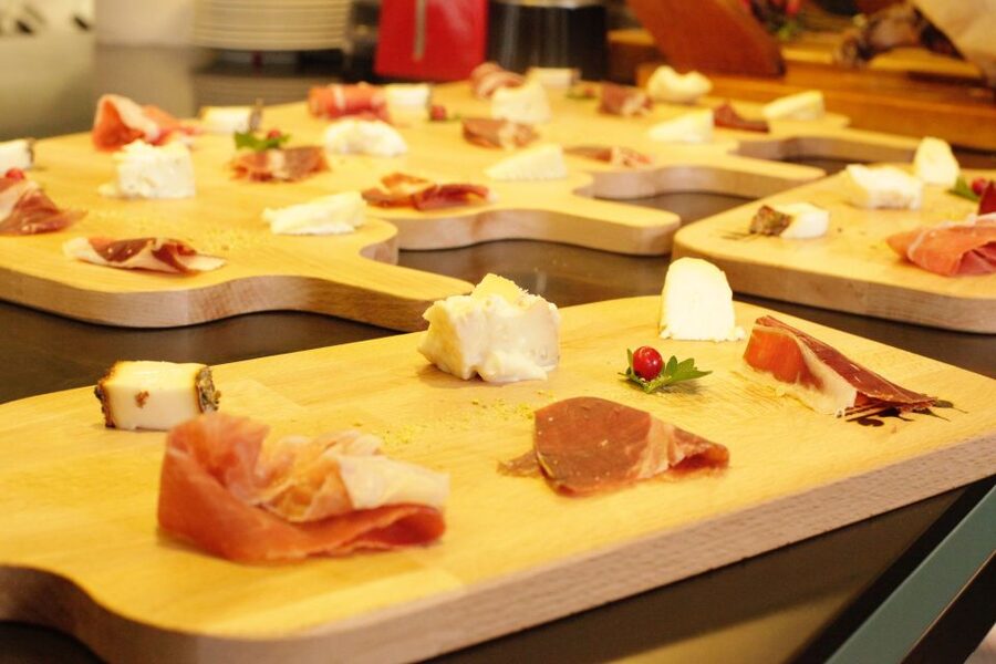 Rome: Trastevere Guided Food and Wine Tour with 20+ Tastings - Dessert and gelato lessons: how to spot real ice cream