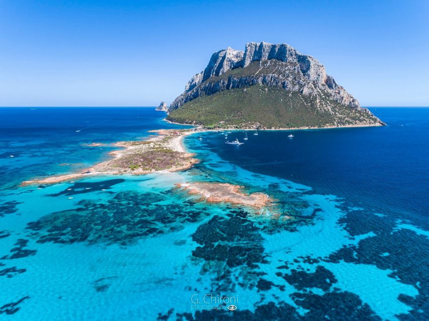 Sardegna: Tavolara Boat Tour with Snorkeling - Orecchio di Ulisse and the cave moment: guided sights without a long hike