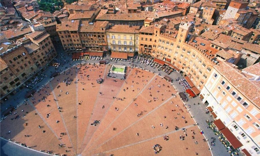 Siena: 3h Private City Walking Tour with Optional Cathedral - Banchi di Sopra and Via Camporegio: photo stops that are more than scenic