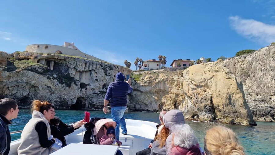 Siracusa: Ortigia & Sea Caves Speedboat Tour with Swim Stop - Sea Caves and the Color Shift in the Syracuse Waters