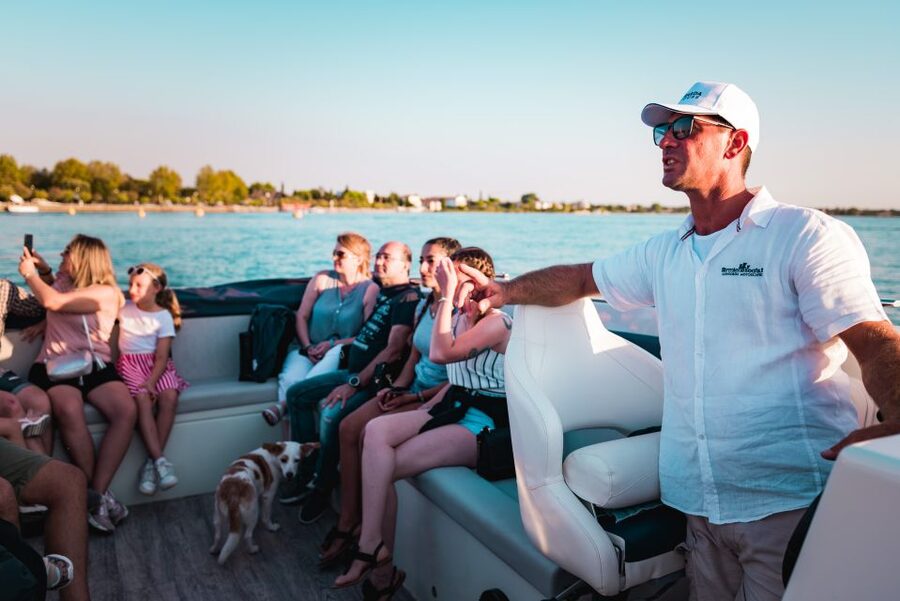 Sirmione: 25 Minute Boat Cruise around the Peninsula - Maria Callas Villa and Aquaria: stylish sights you pass in motion