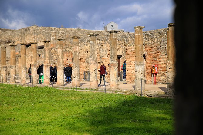 Skip the Line Guided Tour of Pompeii led by an Archaeologist - Skip-the-line entry from Piazza Esedra, and why timing matters