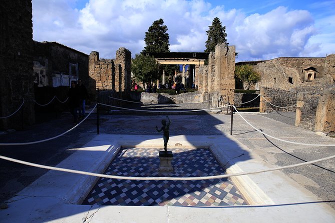 Skip the Line Guided Tour of Pompeii led by an Archaeologist - Foro de Pompeya, the city square and how Roman life organized itself