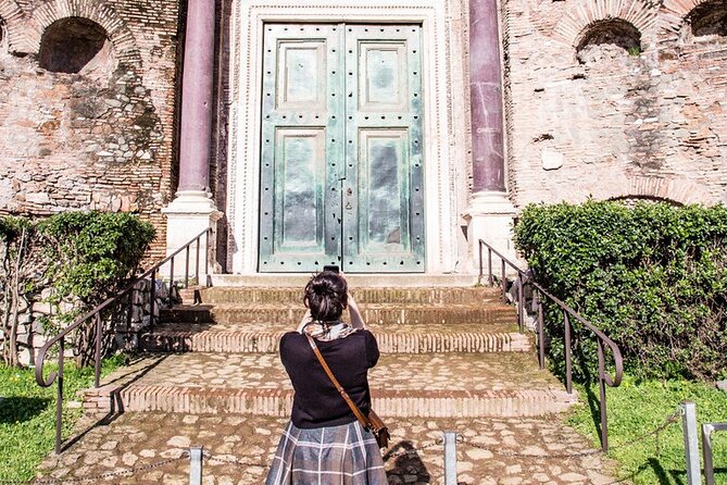 Small Group Tour: Colosseum & Roman Forum with Arena Floor Access - What your guide will do for you once you’re inside