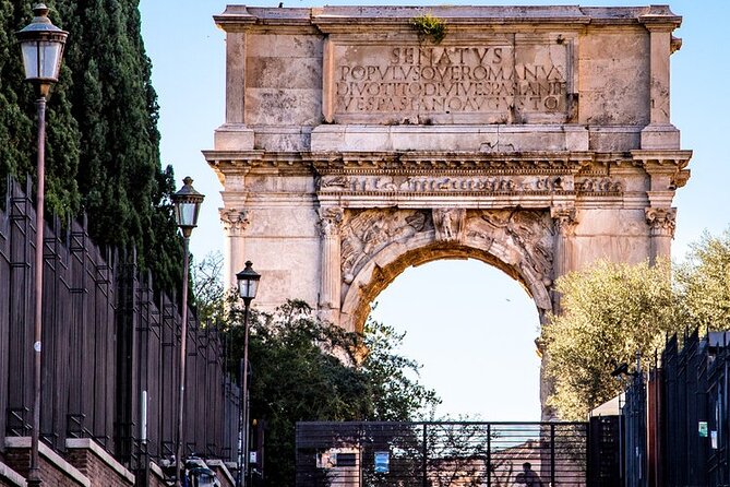 Small Group Tour: Colosseum & Roman Forum with Arena Floor Access - Guides, small-group size, and why the questions actually happen