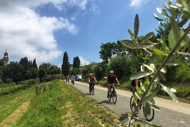 Small-Group Wine Tasting Experience in the Tuscan Countryside - What the small-group size changes in practice