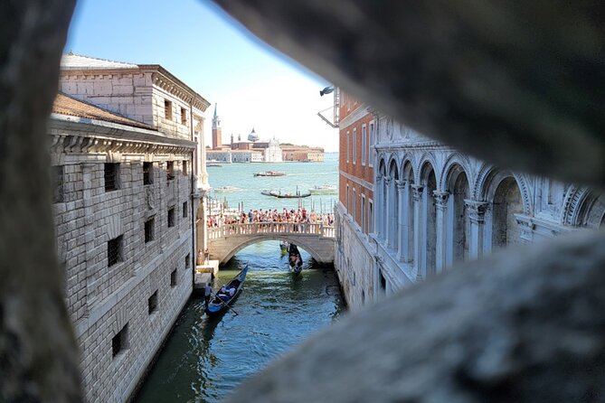 St Mark's, Doge's Palace, with Murano and Burano & Gondola Ride - Lunch break in Venice: use the hour well, then get back on track