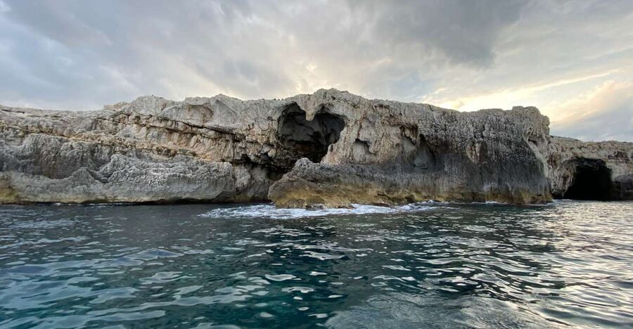 Syracuse: Boat Trip of Ortigia Island and Sea Caves - Audio Guide + Live Commentary: How You Make Sense of Ortigia Fast