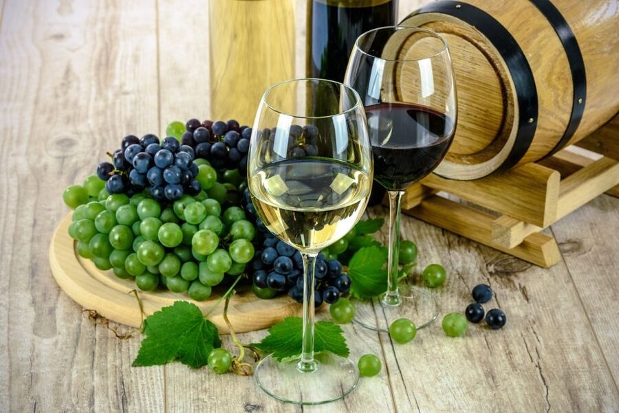 Taormina: Guided Etna Wine Tasting Half-Day Tour - Linguaglossa stop: a brief break with shopping potential