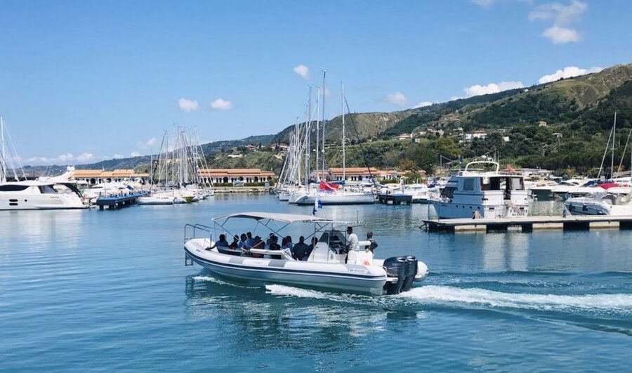 Tropea: Capo Vaticano Boat Trip with Snorkeling & Drink - Boat, guides, and the family-run advantage (since 1995)