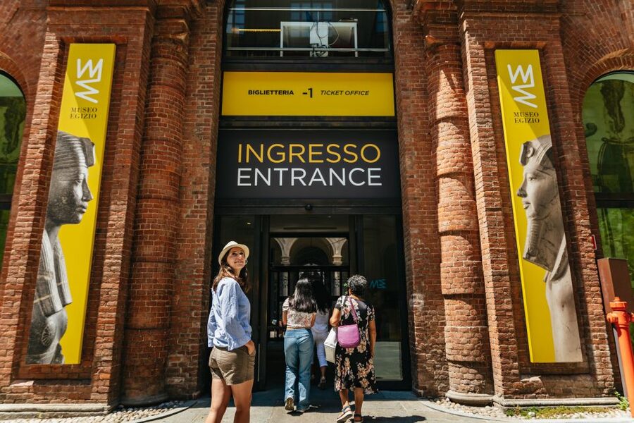 Turin: Egyptian Museum Skip-the-Line Group Tour - Meeting at Piazza Carignano and the fast entry rhythm