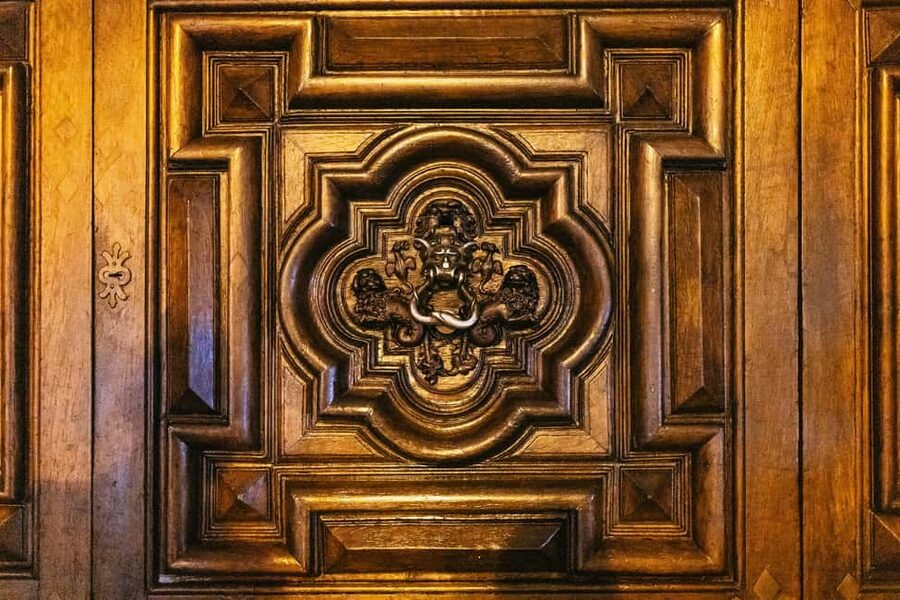 Turin: Magic Guided Tour - The Cathedral façade moment: Holy Shroud clue on the exterior