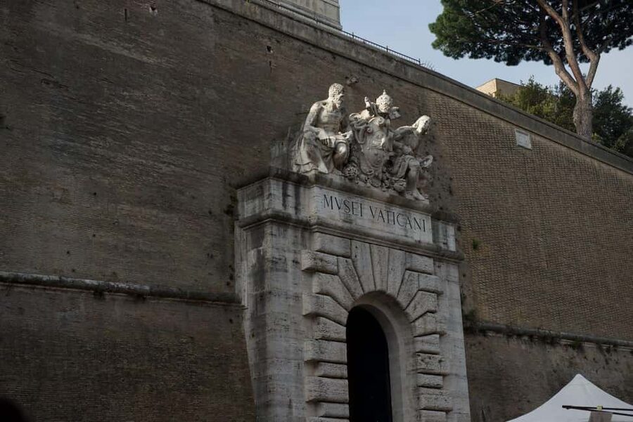 Vatican Museums and Sistine Chapel Tour with Basilica Access - Meeting at Saints Tour and getting through security