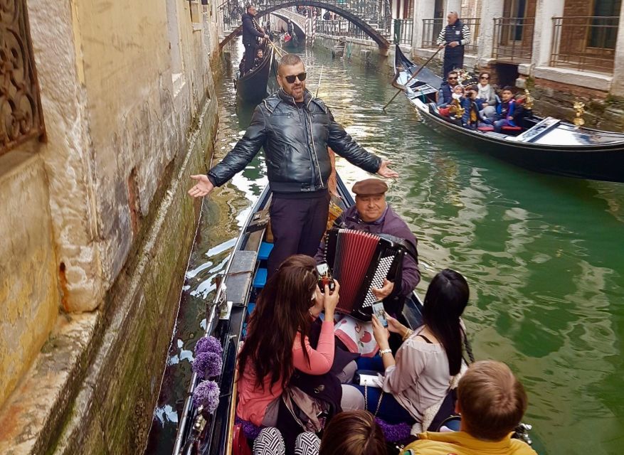 Venice: 30-Minute Gondola Ride on Grand Canal with Serenade - Shared Versus Private, and How to Avoid the Most Common Letdown