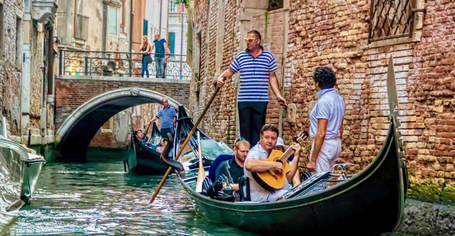 Venice: 30-Minute Gondola Ride on Grand Canal with Serenade - A Gondola Serenade on the Grand Canal, With a Real-World Music Setup
