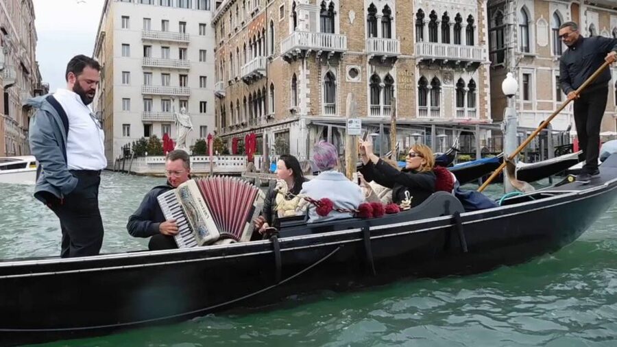 Venice: 30-Minute Gondola Ride on Grand Canal with Serenade - Santa Maria della Salute and the Early Canal Glide