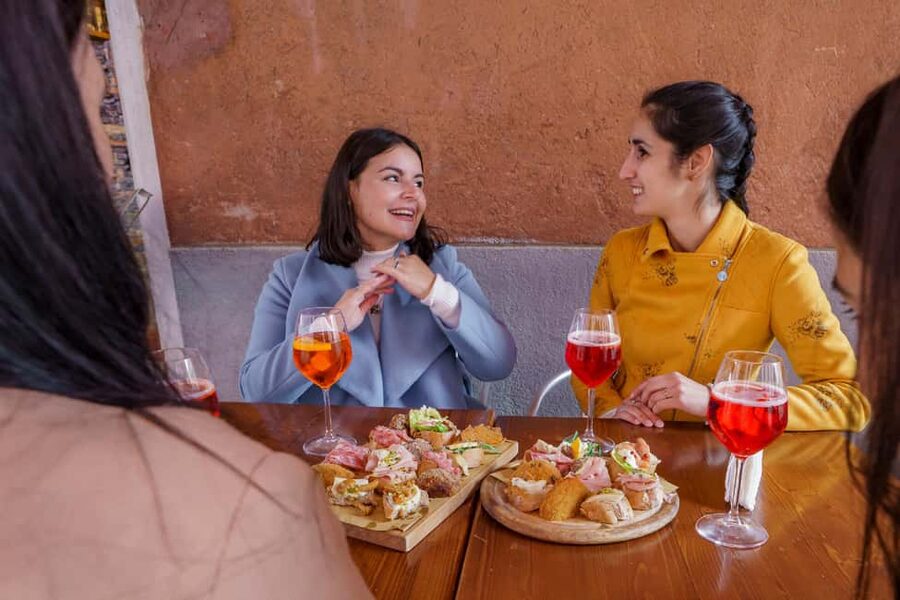 Venice: Cicchetti, Spritz, and Wine Tour in Ghetto Ebraico - Meeting outside Gam Gam, then your first bar taste