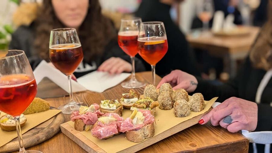 Venice: Cicchetti, Spritz, and Wine Tour in Ghetto Ebraico - What you eat and drink: cicchetti, spritz, wine, and classic Venetian plates
