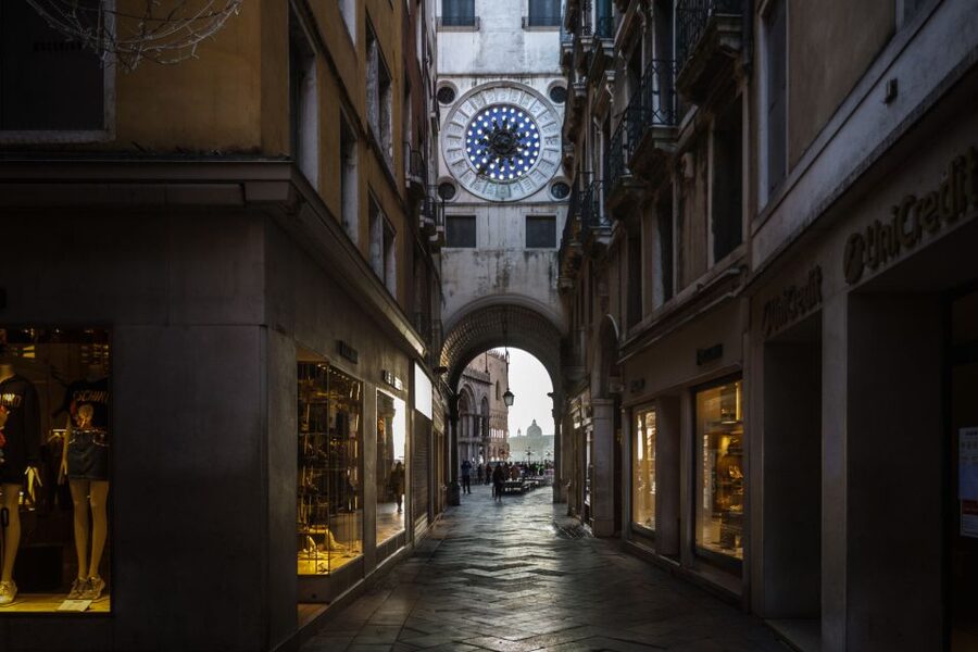 Venice: City Center Historical Guided Walking Tour - The gondola option, and what the time gap means