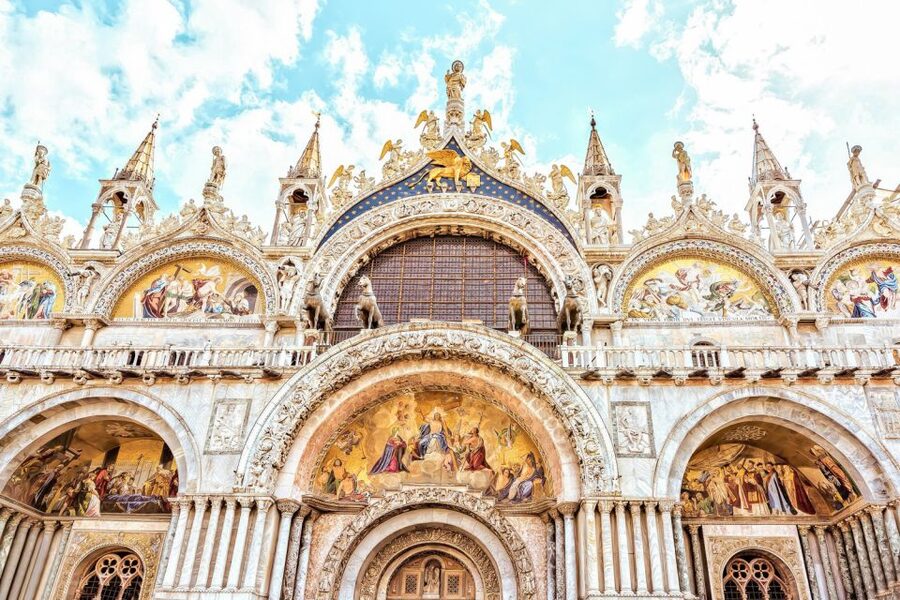 Venice: Doge's Palace and St. Mark's Basilica Tour - How the guide affects your whole day: pacing, humor, and focus