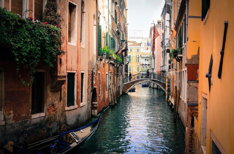 Venice: Off the Beaten Path Private Gondola Ride - Your gondolier is the real guide, not just the driver