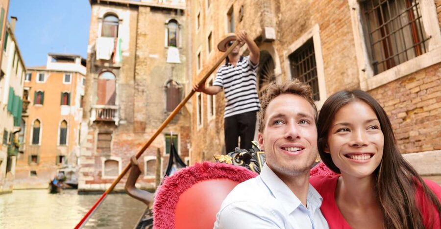 Venice: Private Gondola Ride - Santa Maria del Giglio and the no-stress start