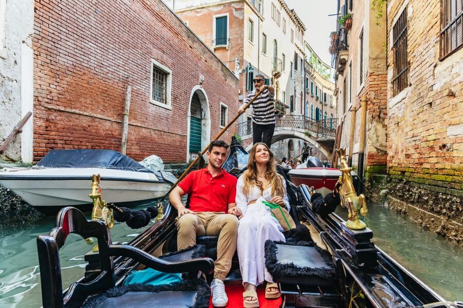 Venice: Private Gondola Ride along Grand Canal - Self-guided, but not directionless: use the audio