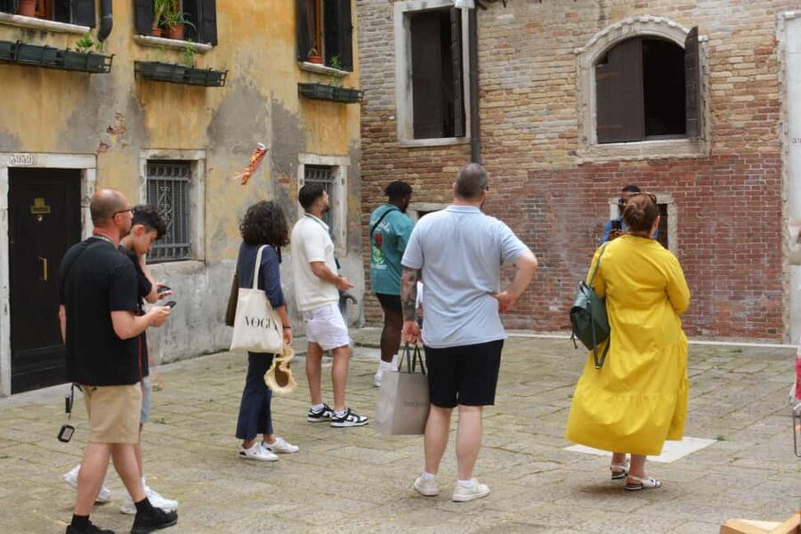Venice: Rialto Bridge & Offbeat Unusual Venice Walking Tour - Optional Gondola: 15-Minute Intro Plus a 30-Minute Ride