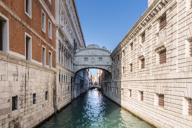Venice: San Marco to Rialto Walking Tour & Spritz Like a Local - Spritz break in a local bacaro: a small pause that feels very Venetian