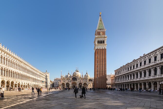 Venice: San Marco to Rialto Walking Tour & Spritz Like a Local - How the tour stays manageable: group size, audio, and shoe choice
