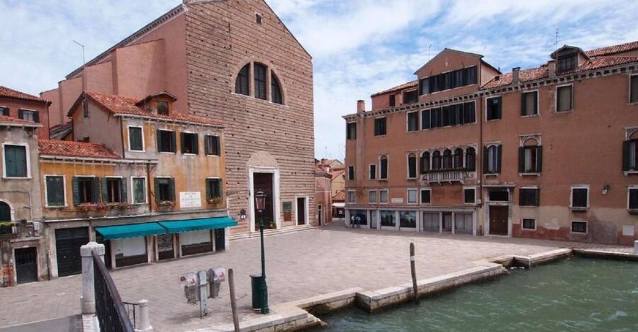 Venice: Sightseeing Tour with a Local expert - Campo San Pantalon: A Short Stop That Sets the Tone