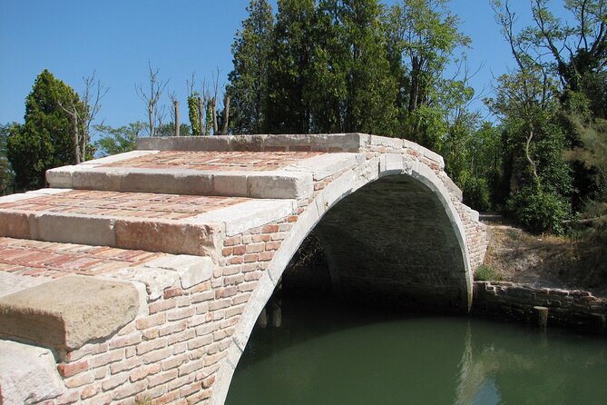 Venice: The Islands of the Lagoon Guided Tour - Murano in 1 hour 15 minutes: live furnace visit and the shopping orbit