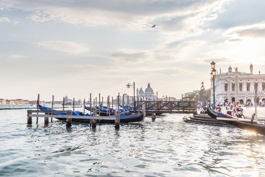 Venice: Traditional Shared Gondola Ride - The gondolier style, and why you should set expectations now