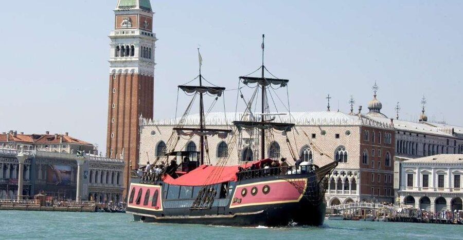 Venice: Venetian Lagoon Tour and Galleon Dinner - The Dinner: Prosecco, Wine, Coffee, and a Meal That Fills Real Appetites