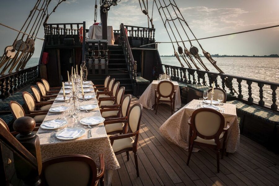 Venice: Venetian Lagoon Tour and Galleon Dinner - Weather, Temperature, and Motion: How to Stay Comfortable
