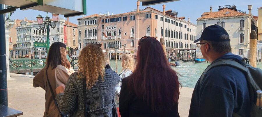 Venice: Walking Guided Tour of the City Must-See Sites - San Polo to Rialto: Understanding Venice’s street logic