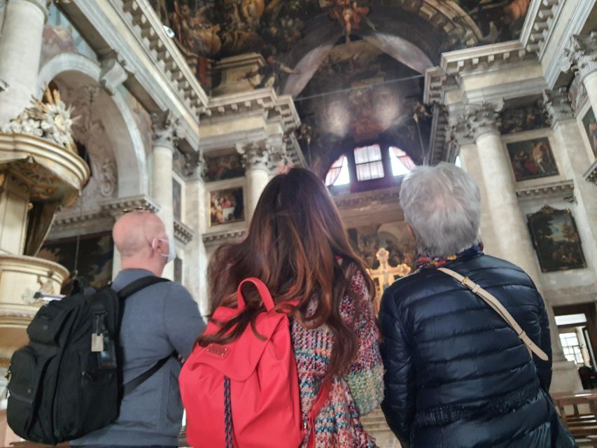 Venice: Walking Guided Tour of the City Must-See Sites - Crossing Rialto Bridge: The photo spot is only half the point